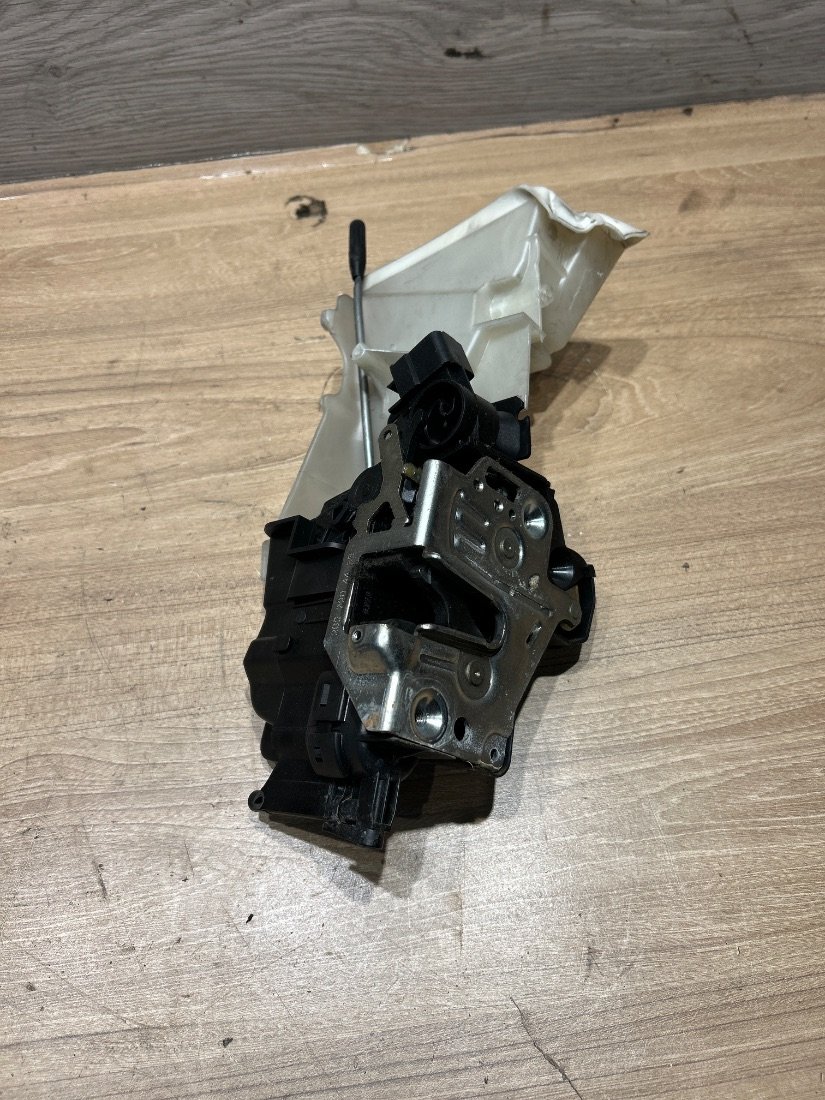 Замок двери передней правой