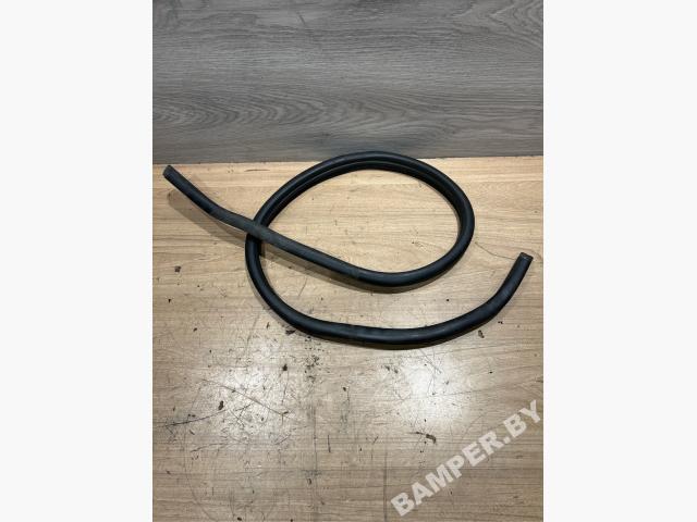 Уплотнитель капота