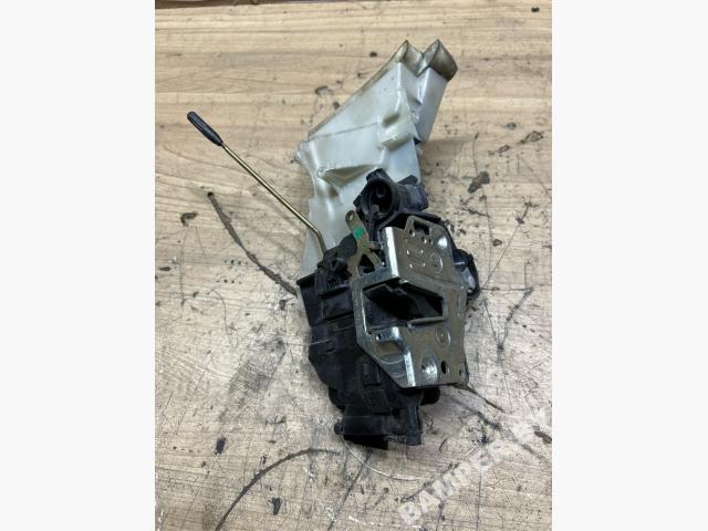 Замок двери передней правой