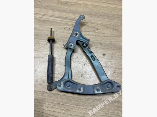 Петля капота правая