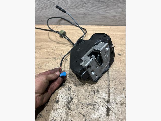 Замок двери задней левой