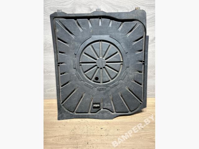 Пластик багажника