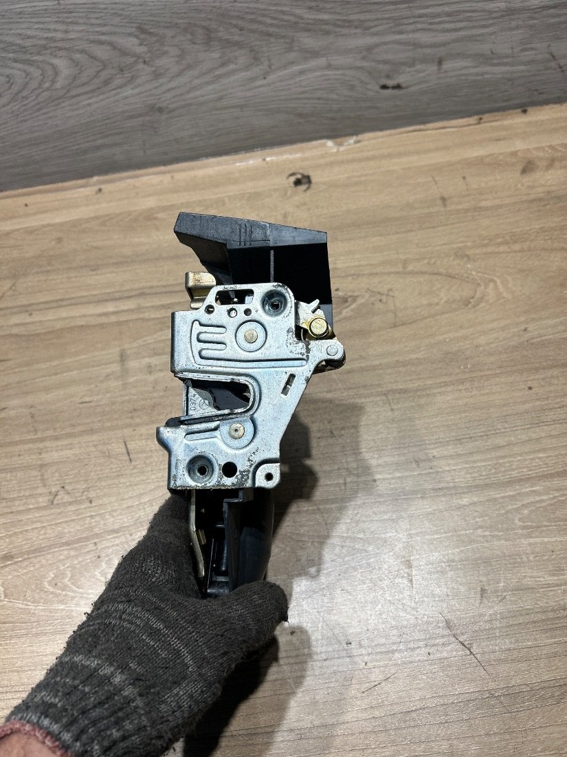 Замок двери задней правой